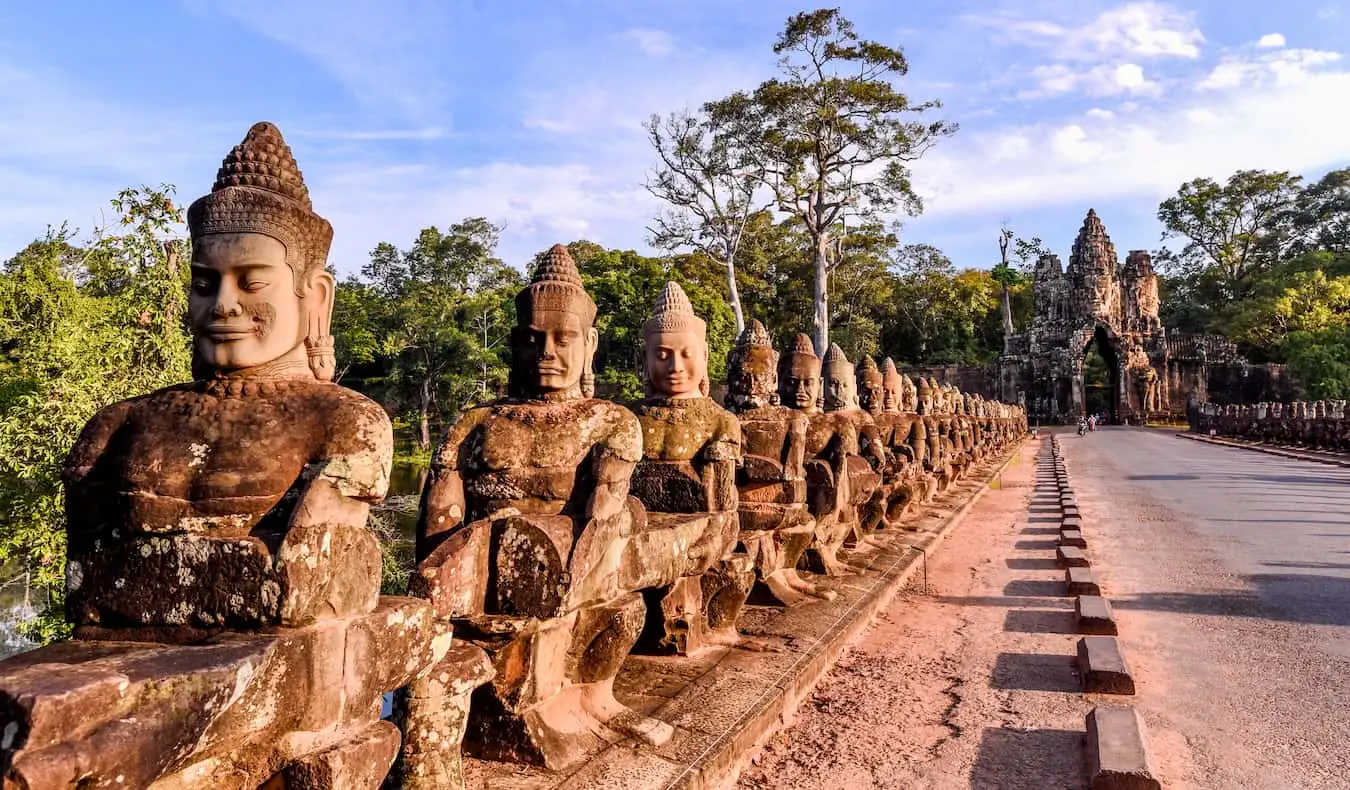 Antigas estátuas de pedra que revestem a antiga estrada nas ruínas da bela Angkor Wat, no Camboja