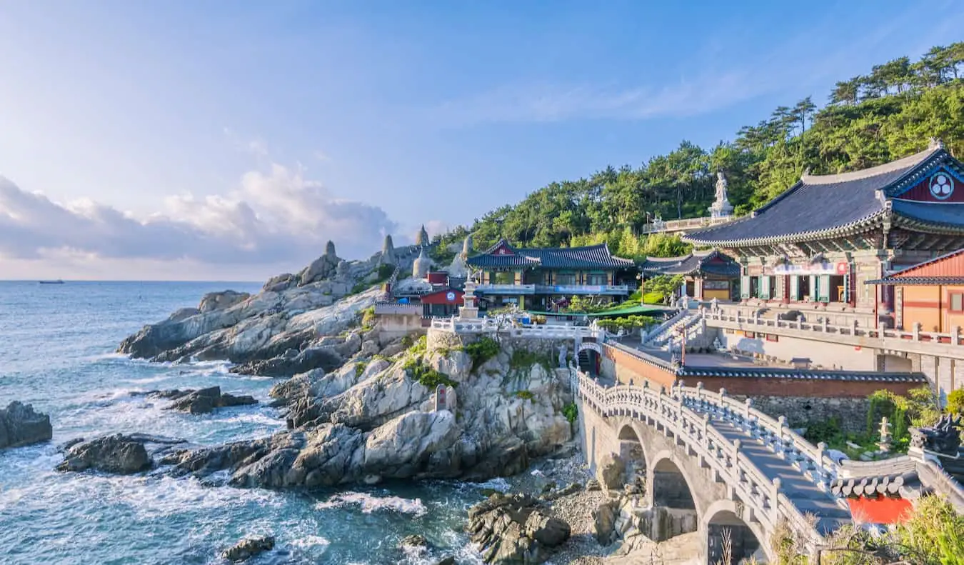 Vecchi edifici tradizionali in un villaggio lungo la costa frastagliata della bellissima Corea del Sud