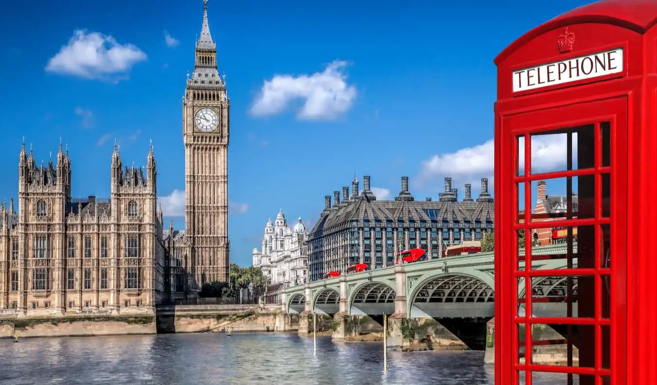 Palácio de Buckingham e uma cabine telefônica vermelha clássica em Londres, Inglaterra