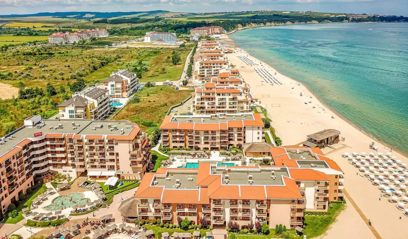 Plaja aglomerată și apele Sunny Beach din Bulgaria într-o zi luminoasă de vară