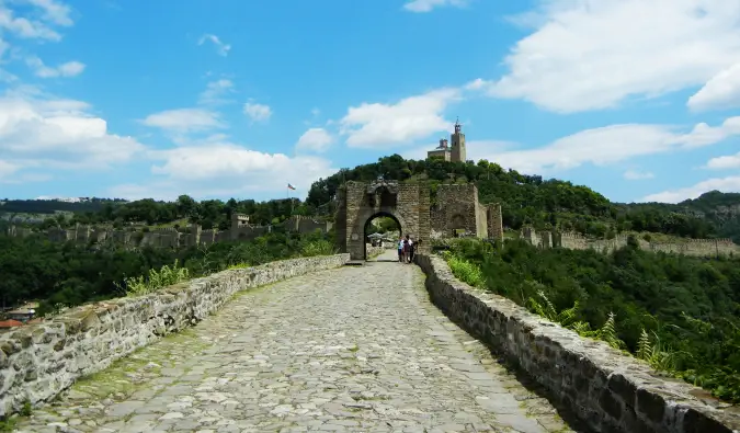 Isang napakarilag na tanawin ng kalikasan at isang magandang gusali sa Bulgaria