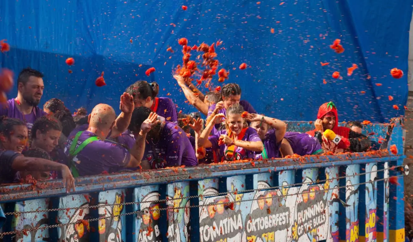 Raudonais pomidorais apaugusi minia per festivalį „La Tomatina“ Ispanijoje