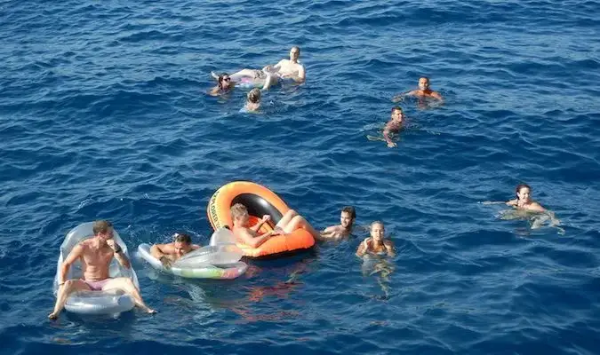 van de busabout-boot springen in Kroatië