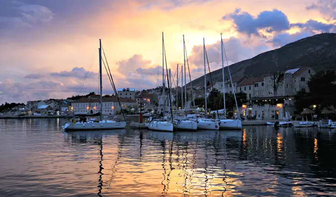 sauter du bus à propos du bateau en Croatie