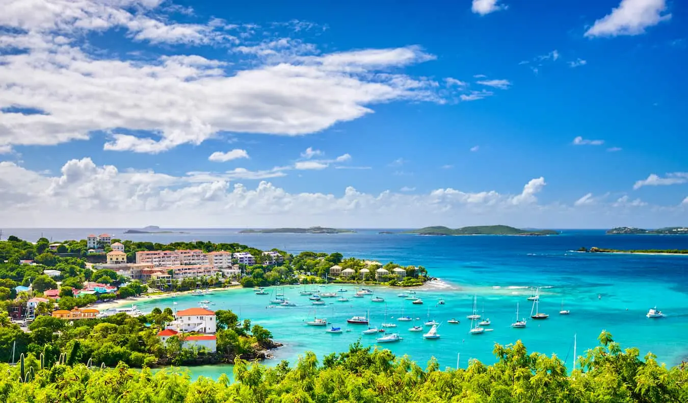 Surplombant la plage et la côte de Sainte-Croix dans les îles Vierges