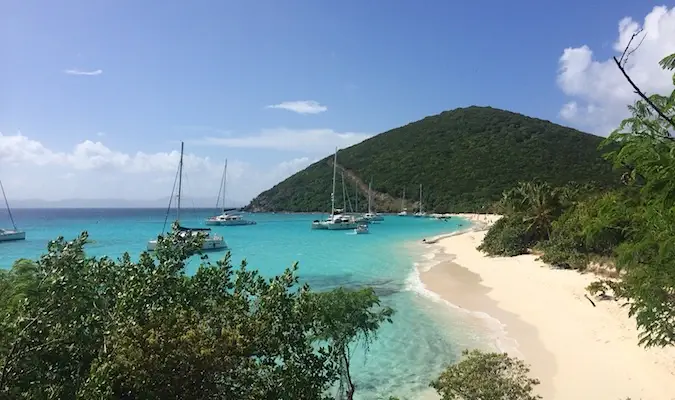 วิวชายหาดที่สวยงามบน Jost Van Dyke ในหมู่เกาะ Virgina