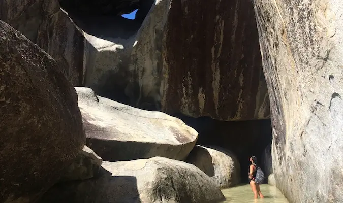 Isang taong nagtutuklas sa Baths, isang rock formation sa Virgin Islands