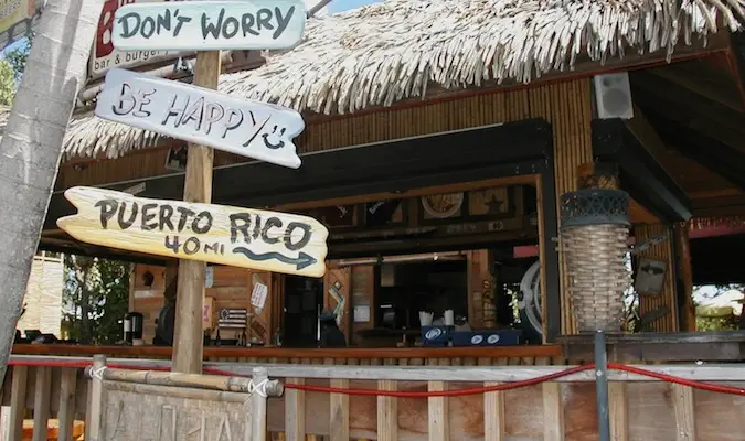 Unika skyltar på en bar på Redhook i USVI