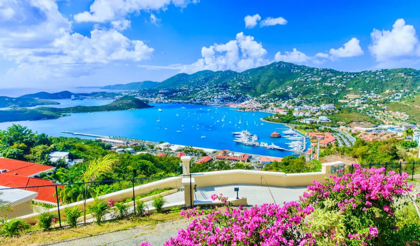 Pemandangan menghadap pantai indah St. Thomas di Pulau Virgin pada hari yang cerah dan cerah