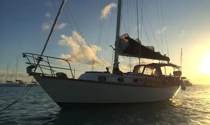 Barcos navegando por las Islas Vírgenes Británicas al atardecer.