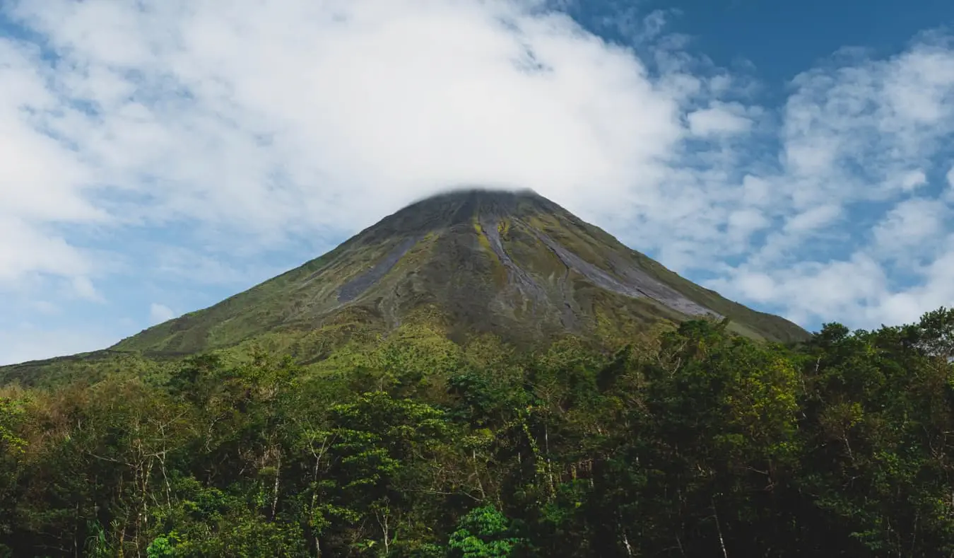 Mount Arenal ล้อมรอบด้วยป่าอันเขียวชอุ่มในคอสตาริกา