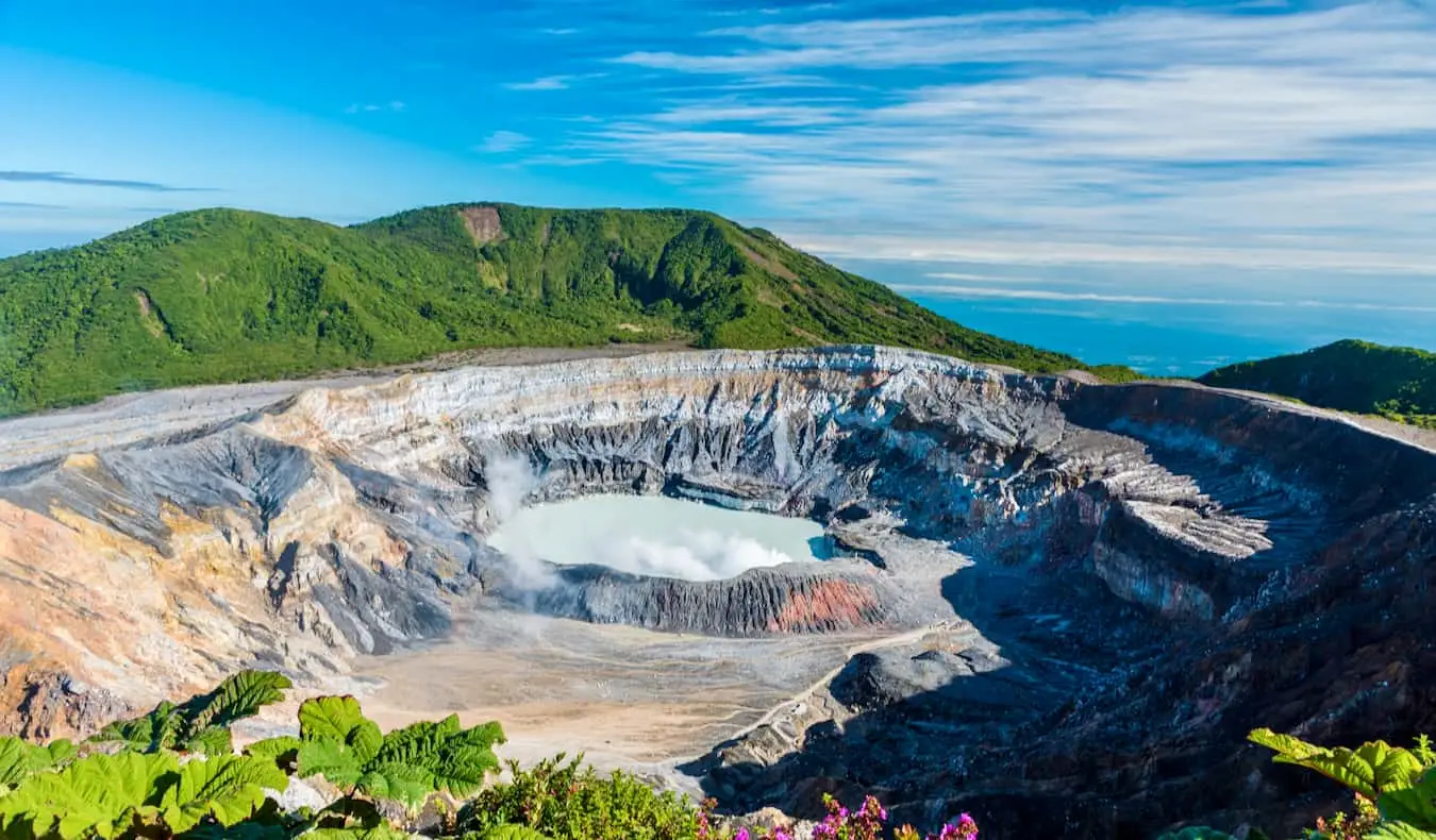 La caldera fotogenica del vulcano Poas in Costa Rica