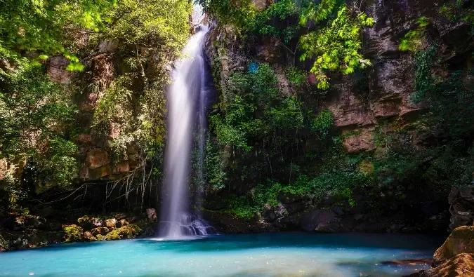 Een prachtige waterval in de weelderige jungle van Costa Rica