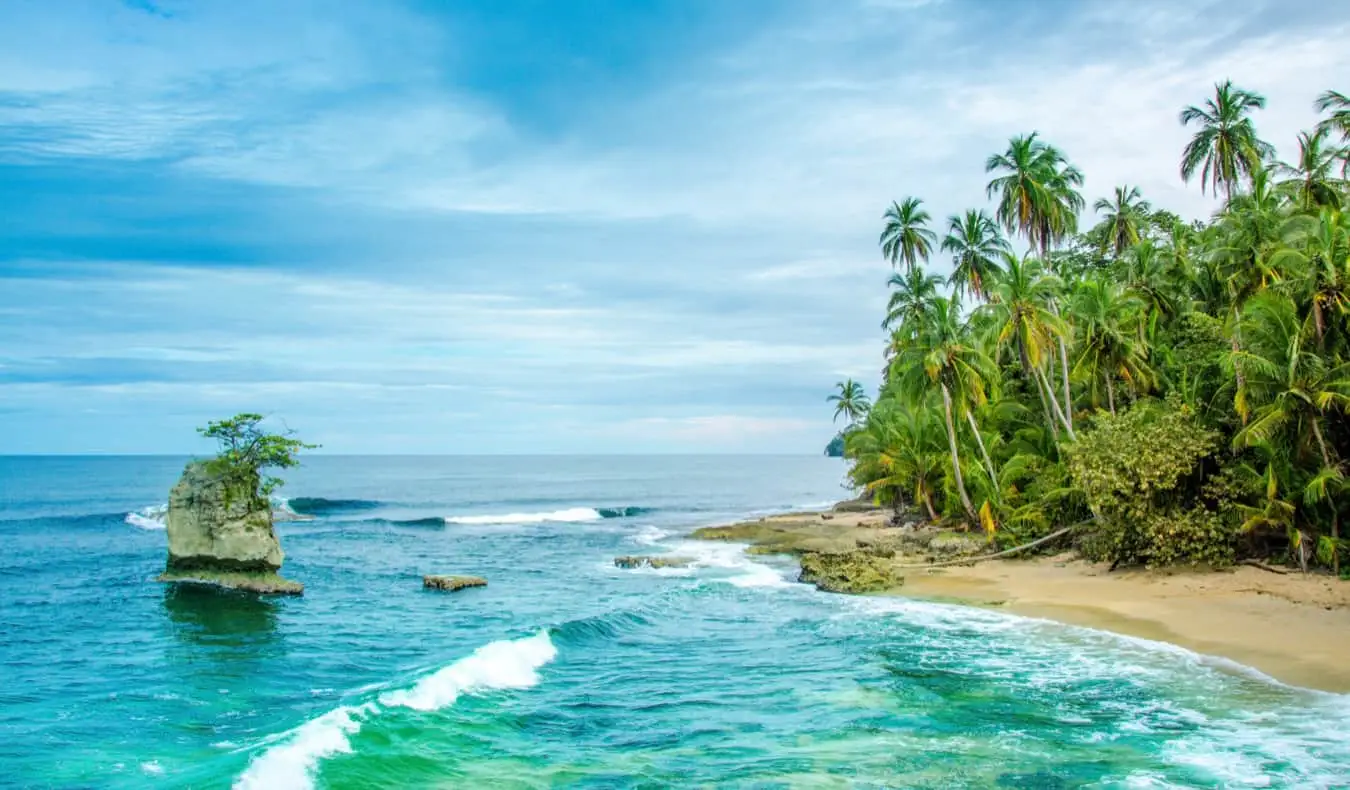 Die wunderschöne, zerklüftete Küste von Manzaillo in Costa Rica