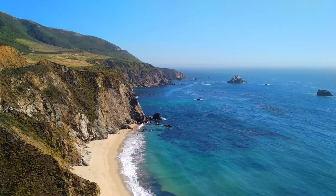 De karga kusterna och det blå vattnet i Big Sur, Kalifornien