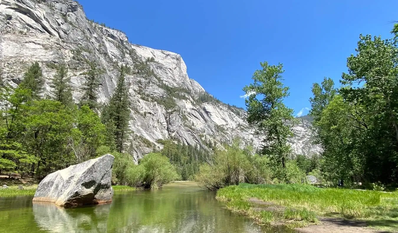 Ett oländigt berg med en strömmande som springer framför i Yosemite National Park, Kalifornien