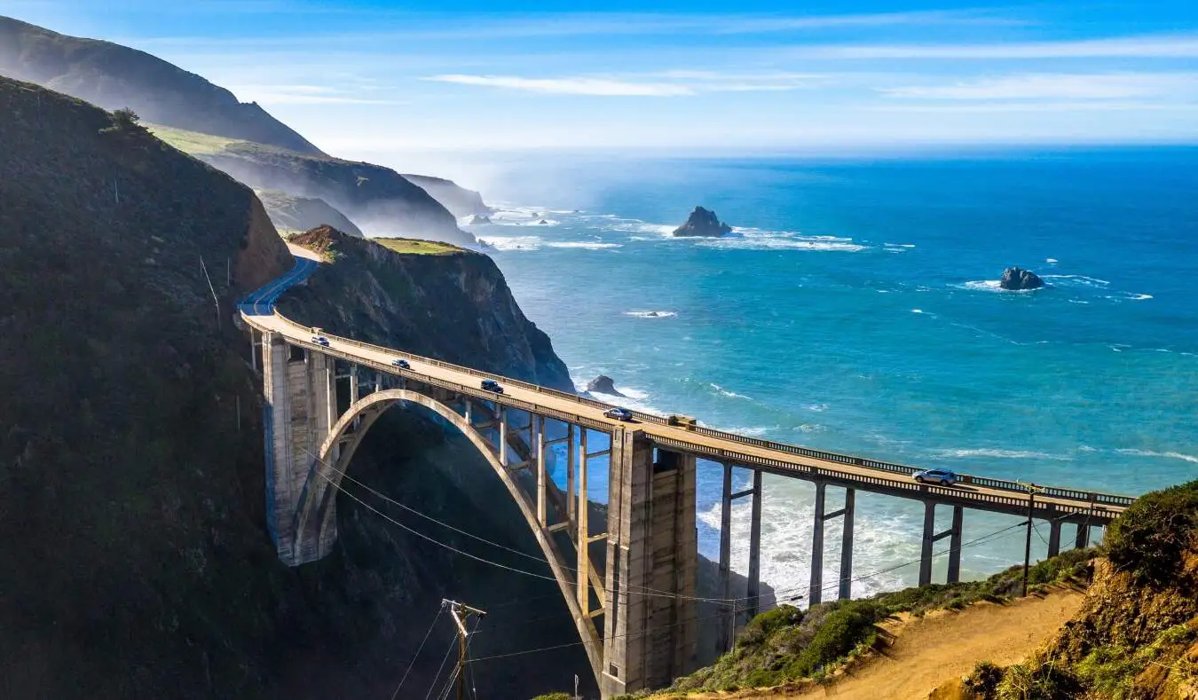 Un pod arcuit așezat pe coastele accidentate și apele albastre din Big Sur, California