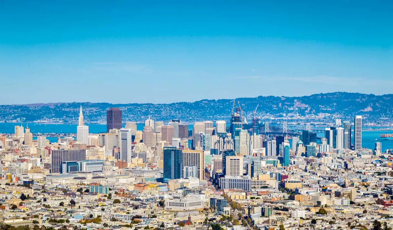 Två av de berömda spårvagnarna i San Francisco, USA