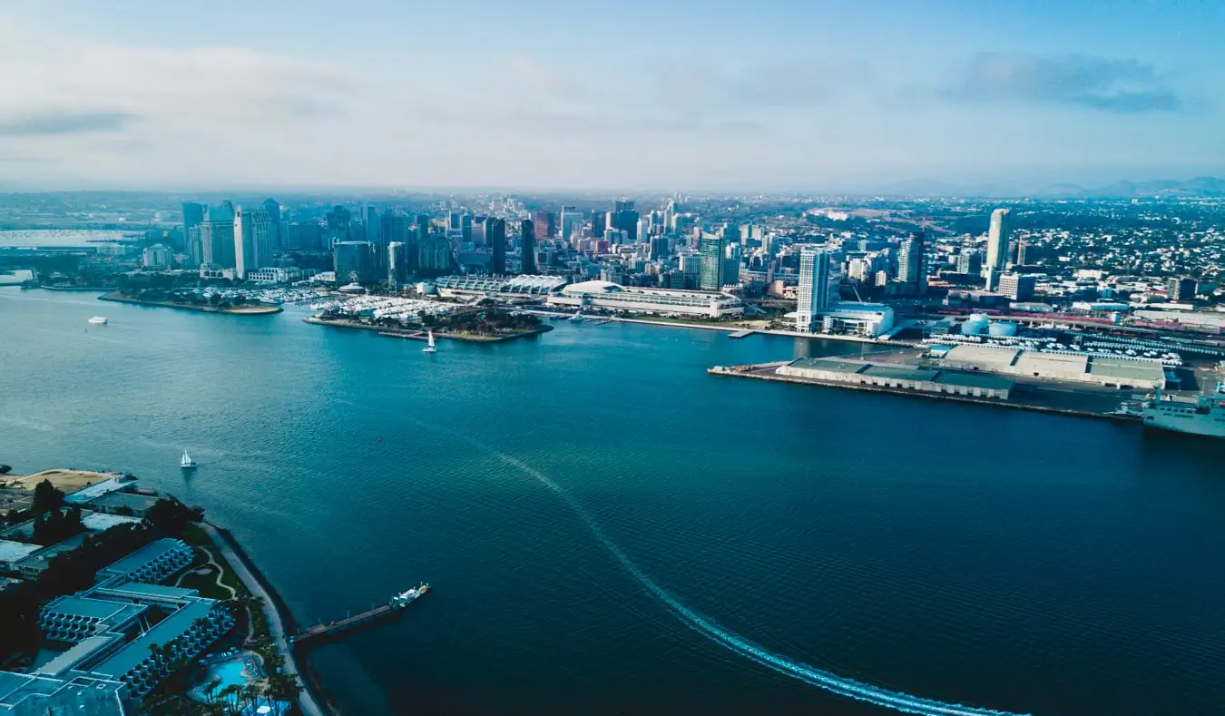 Die Skyline von San Diego von der Bucht aus gesehen