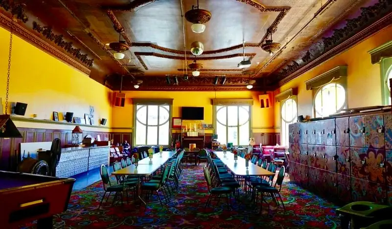 L'immense salle à manger de la salle de bal du Green Tortoise Hostel à San Francisco, États-Unis