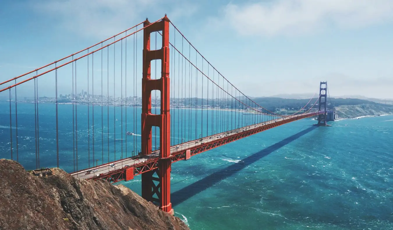 Privind peste podul Golden Gate de pe coasta San Francisco, SUA