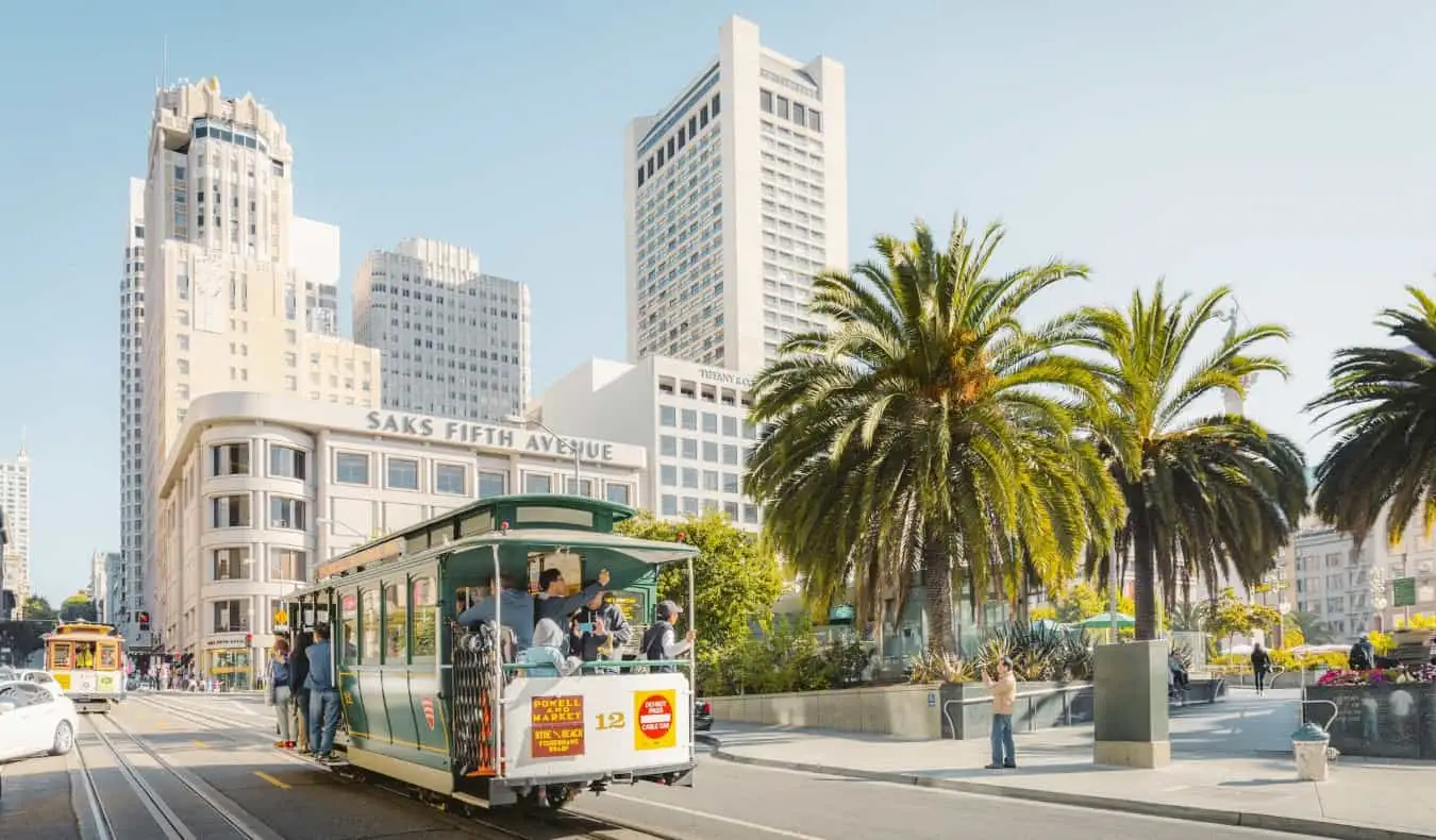 Sebuah kereta gantung lewat di depan Union Square di San Francisco, AS