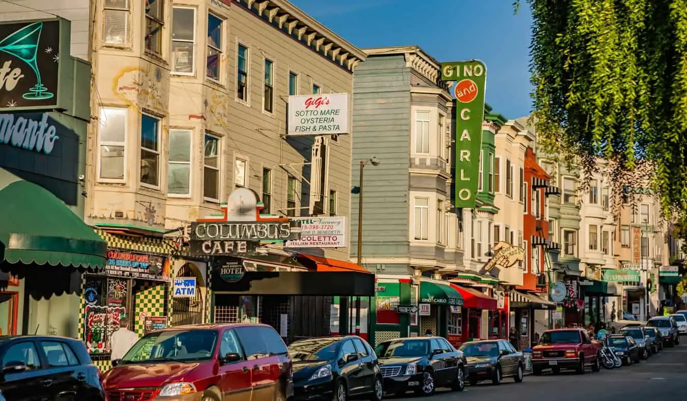 Bagian depan toko tua dan bar di lingkungan Pantai Utara San Francisco, Amerika Serikat