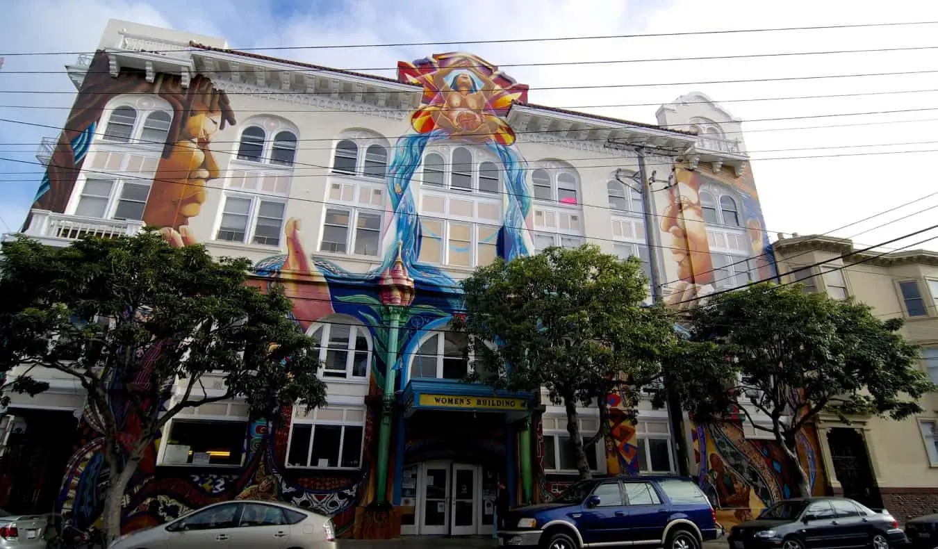 Ein mit einem großen Wandgemälde geschmücktes Gebäude im Mission District in San Francisco, USA