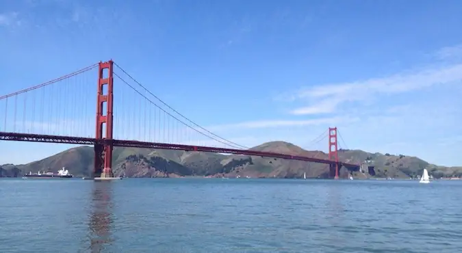 Celý most The Golden Gate Bridge za slnečného dňa v San Franciscu v Cali