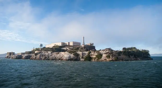 Pemandangan seluruh pulau Alcatraz, rumah bagi penjahat terburuk di AS