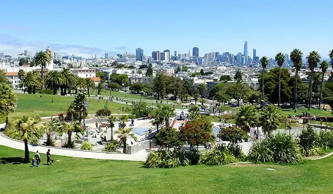 Sekumpulan orang melepak di halaman di Daerah Mission pada hari yang indah di San Francisco yang cerah