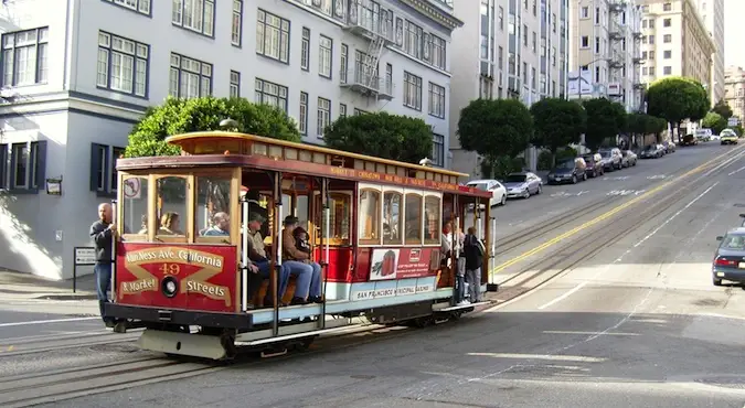 Mga tradisyonal at iconic na cable car sa magandang kalye sa California