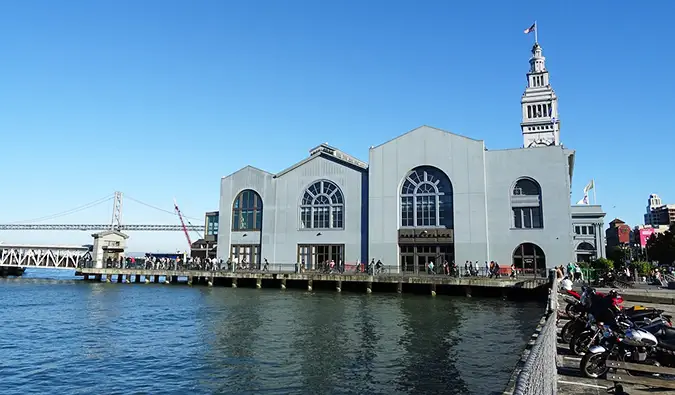 Vnútorný pohľad na food court budovy trajektu v San Franciscu