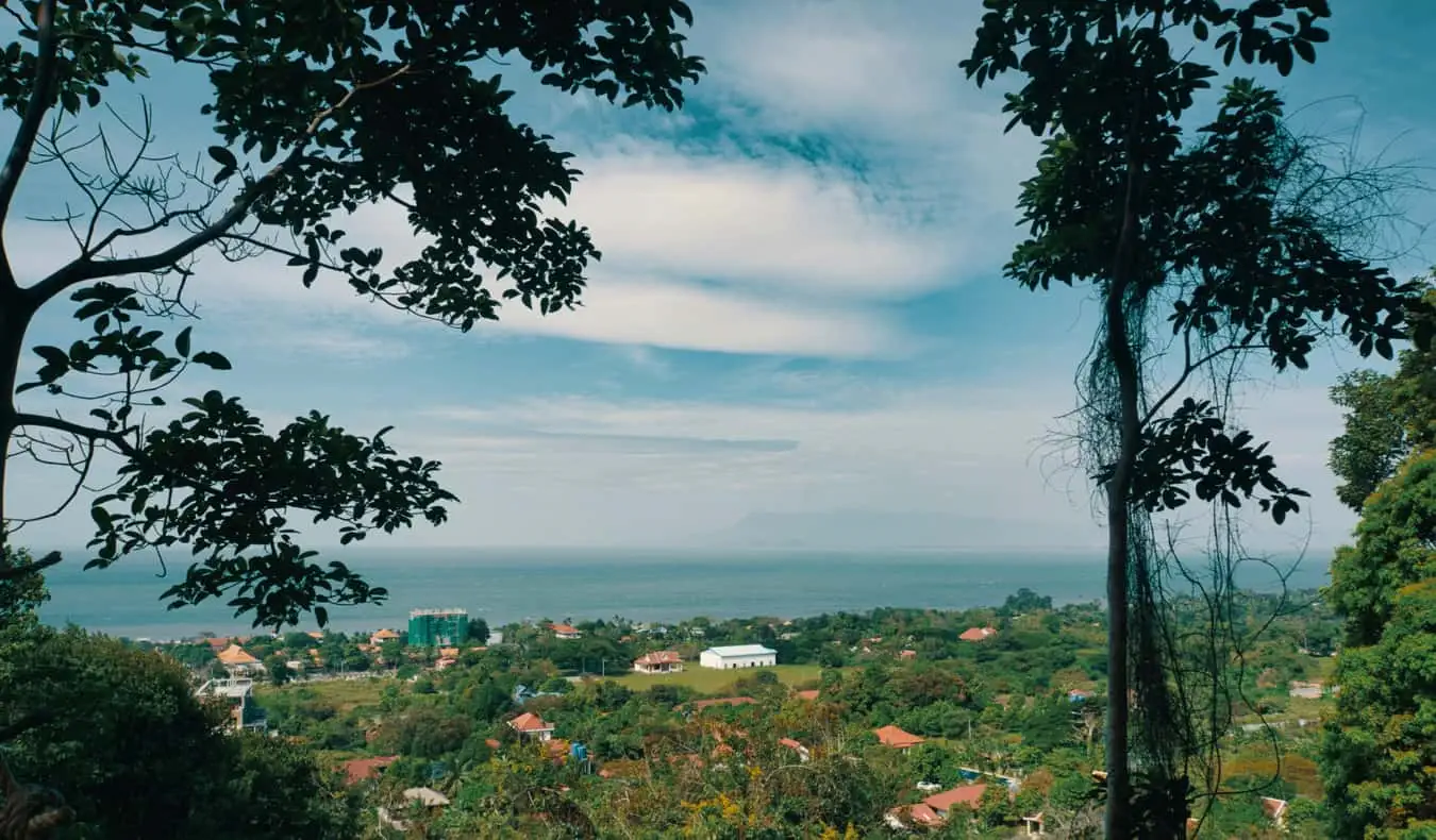 Una vista panorámica de la selva cerca de Kep, Camboya