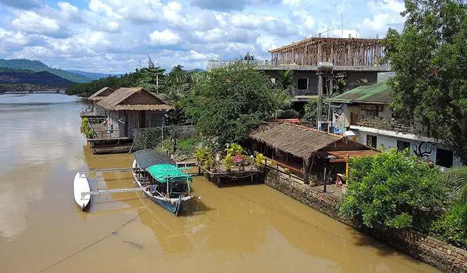 Det brune vannet i elven i Kampot, Kambodsja