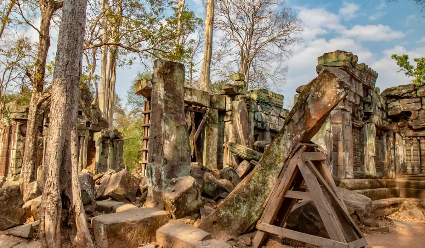 Uno dei tanti antichi templi ricoperti di giungla a Koh Ker in Cambogia