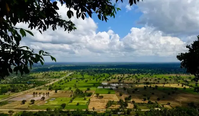 De gröna jordbruksmarkerna som omger Battambang i Kambodja