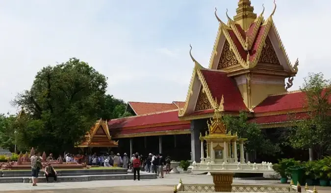 Folk som besøker et av de mange templene i Phnom Penh, Kambodsja