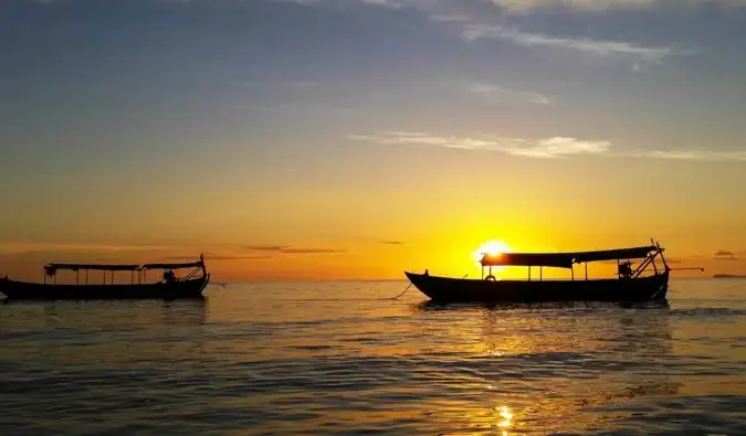 Sihanoukville, Kamboçya yakınlarında suda yüzen tekneler