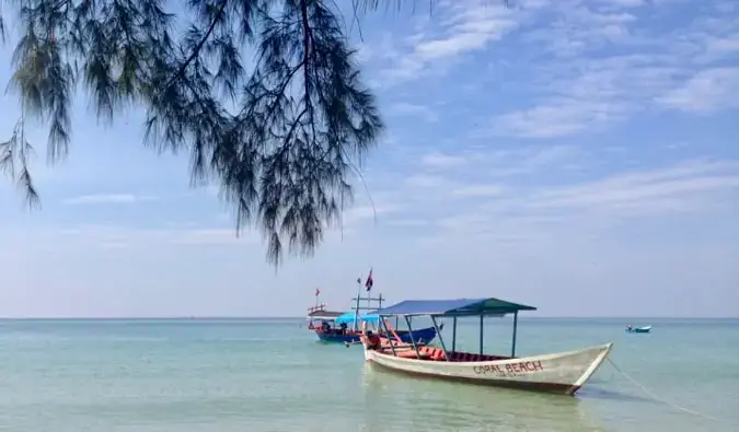 En liten båt på stranden i Sihanoukville, Kambodsja