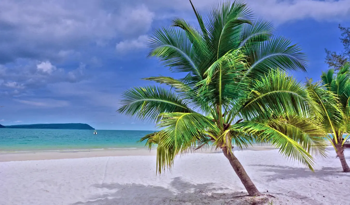 Una spiaggia tranquilla con alberi esotici a Kog Rong, Cambogia