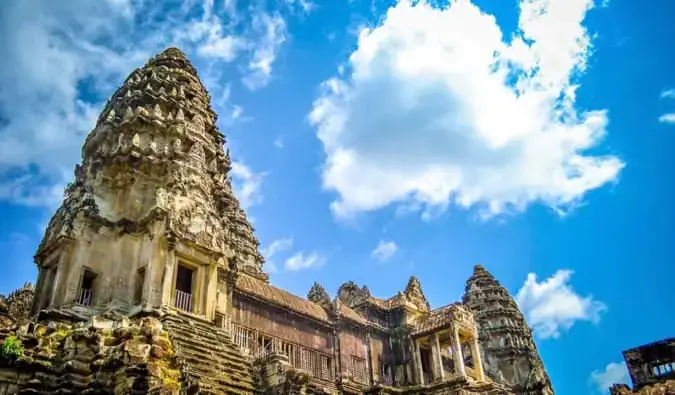 Un cielo azzurro sopra gli antichi edifici di Angkor Wat in Cambogia