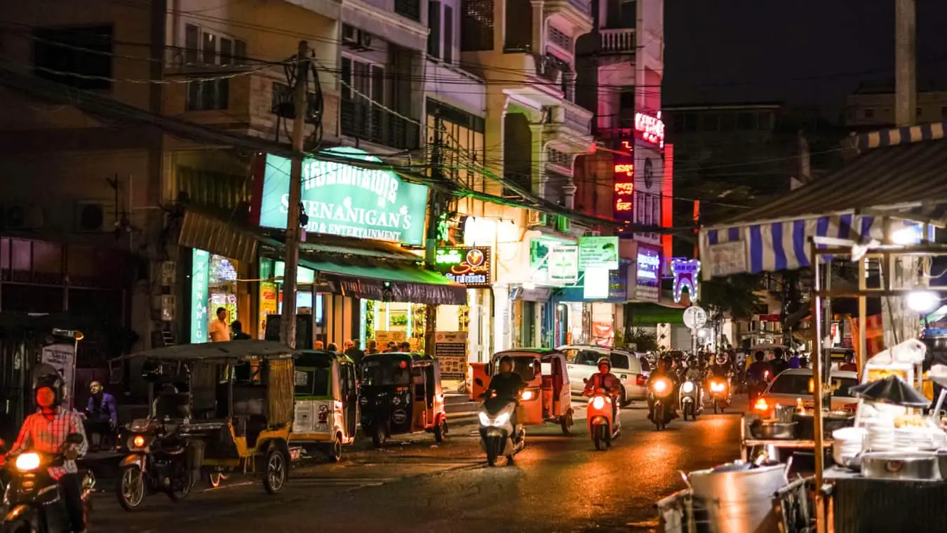 Las concurridas y bulliciosas calles de Phnom Penh, Camboya, en la noche