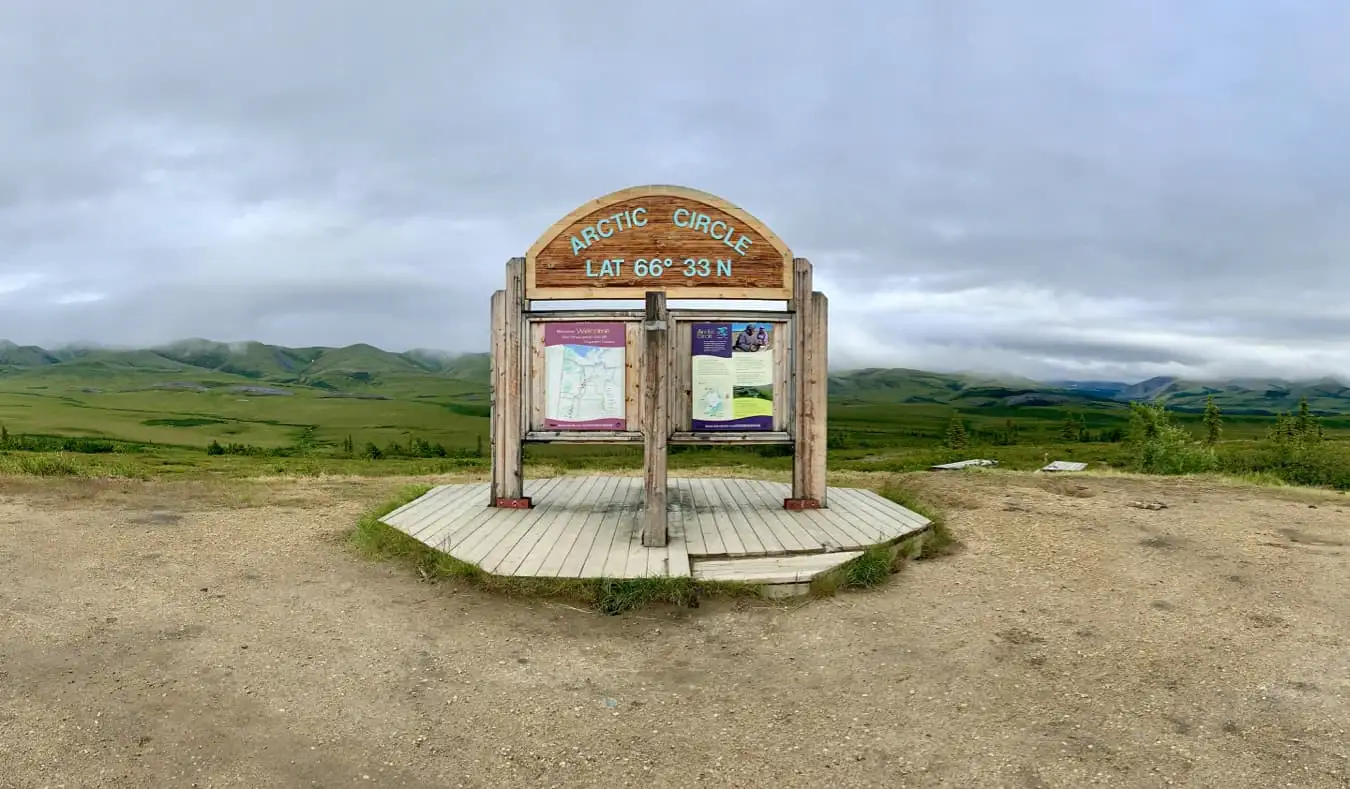 Yukon, Kanada'daki Kuzey Kutup Dairesi'ni ilan eden ahşap bir tabela