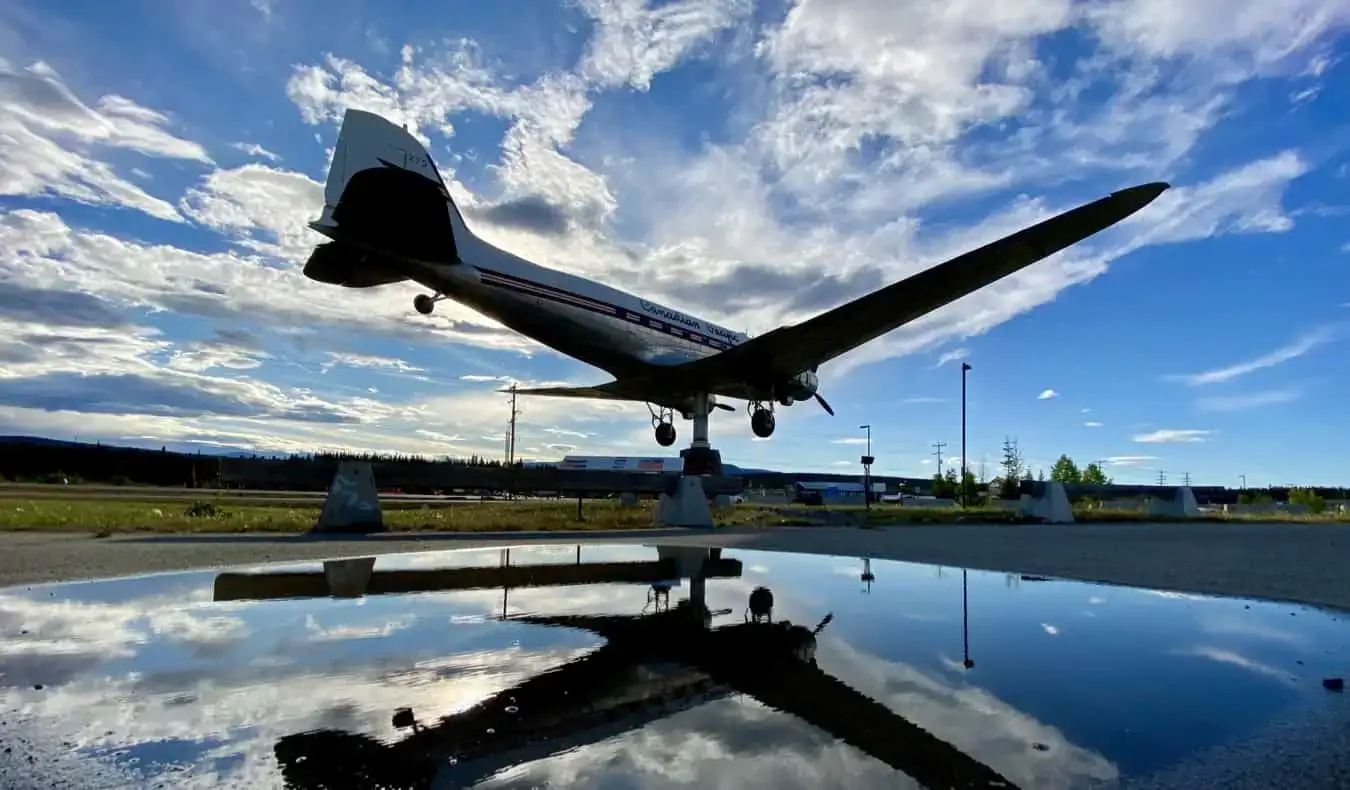 Ett gammalt flygplan på Museum of Transportation i Yukon, Kanada