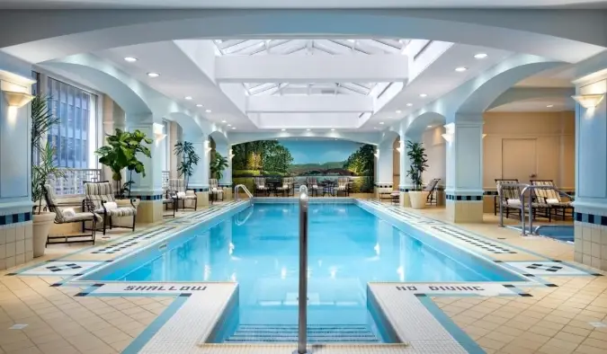 Isang panloob na swimming pool sa isang glass atrium sa Fairmont Royal York Hotel sa Toronto, Canada