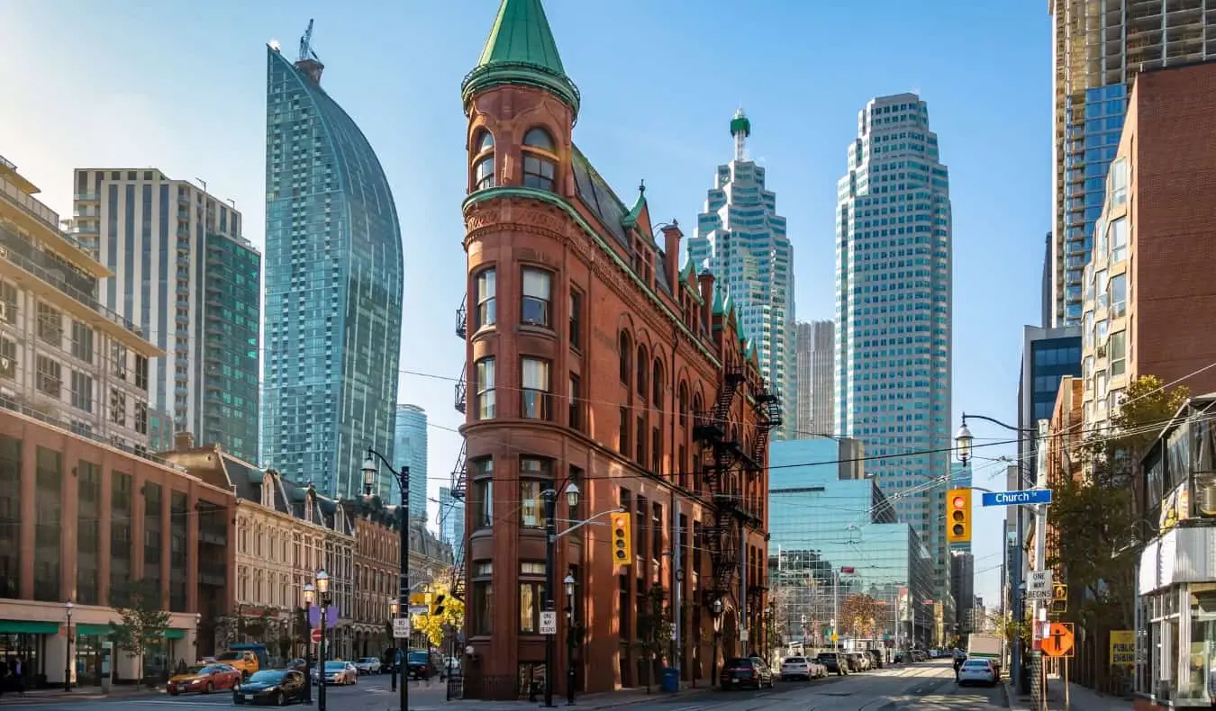 Streetscape sa Toronto, Canada, na nagpapakita ng iconic na flatiron na gusali at iba pang skyscraper sa background