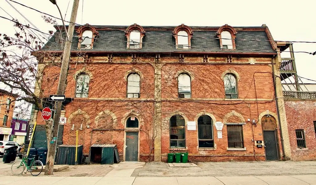 Bahagian luar The Parkdale Hostellerie di Toronto, Kanada