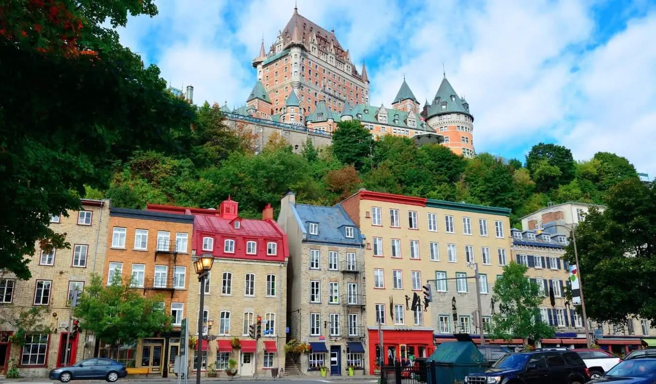 deretan rumah batu dengan bumbung berwarna terang, memandangkan Istana Frontenac berlatar belakang Vieux-Québec di Bandaraya Quebec, Kanada