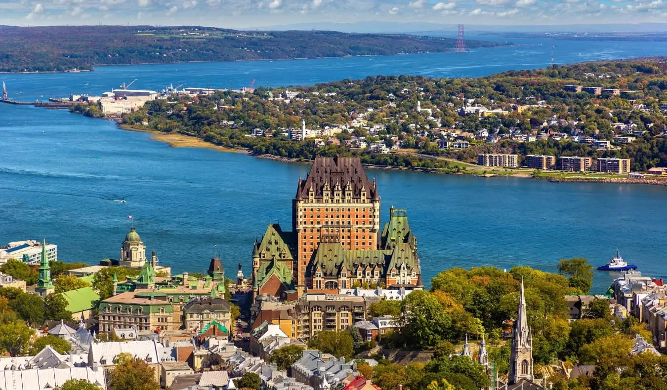 Vue aérienne panoramique de la ville de Québec au Canada, avec le château de Frontenac comme élément important de l'horizon et le bleu profond du fleuve Laurent en arrière-plan